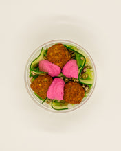 Lataa kuva Galleria-katseluun, Falafel-hummus salaatti (10kpl)
